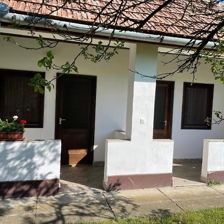 Zsuzsa Apartman Apartment โปรอสซโล ภายนอก รูปภาพ