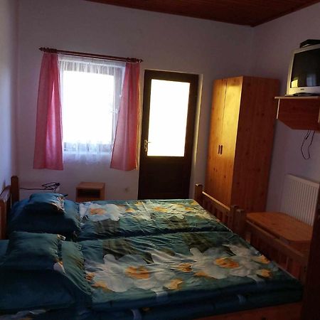 Zsuzsa Apartman Apartment โปรอสซโล ภายนอก รูปภาพ