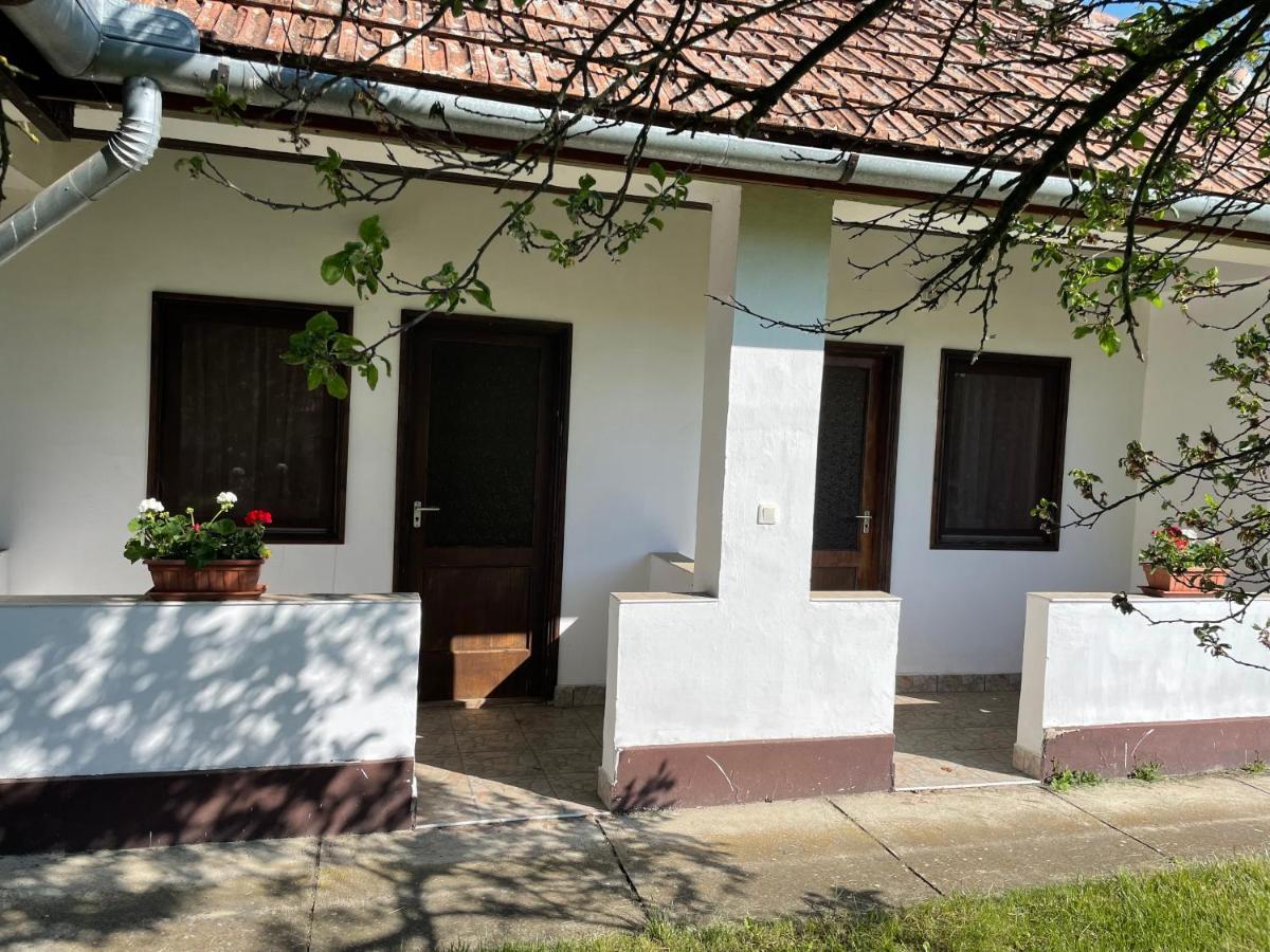 Zsuzsa Apartman Apartment โปรอสซโล ภายนอก รูปภาพ